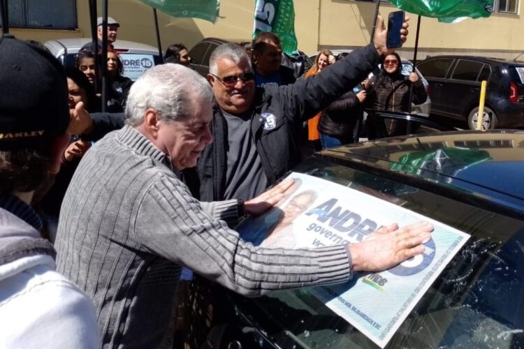 André Puccinelli participa de “adesivaço” em Campo Grande