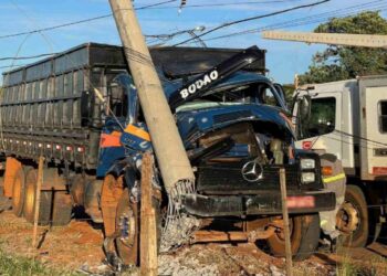 Bêbado, motorista de caminhão sobe em calçada, derrube poste elétrico e acaba preso
