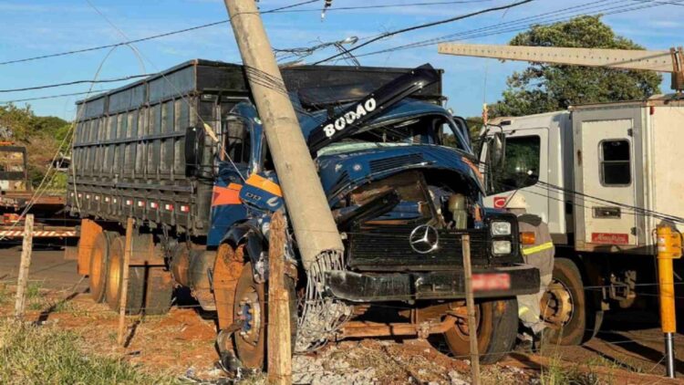 Bêbado, motorista de caminhão sobe em calçada, derrube poste elétrico e acaba preso
