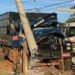 Bêbado, motorista de caminhão sobe em calçada, derrube poste elétrico e acaba preso