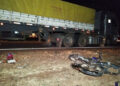 Em colisão frontal, motociclista morre ao parar entre rodas de carreta bitrem na MS-276