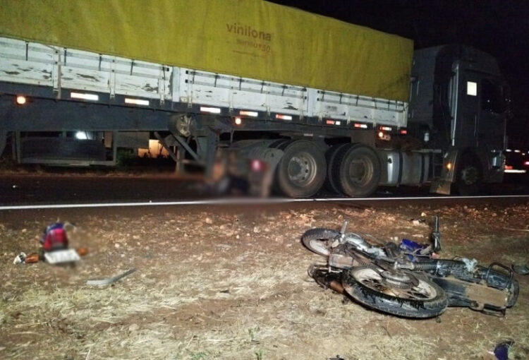 Em colisão frontal, motociclista morre ao parar entre rodas de carreta bitrem na MS-276
