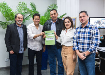 Após reunião, Câmara entrega projeto de lei do novo PROINC à prefeita Adriane Lopes