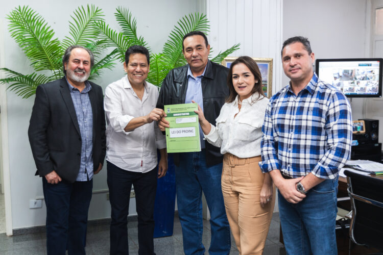 Após reunião, Câmara entrega projeto de lei do novo PROINC à prefeita Adriane Lopes