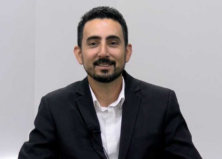 Escola em período integral e digital são propostas do candidato ao Governo Adonis