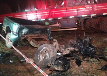 F-200 se parte ao meio em colisão com carreta e duas pessoas morrem na MS-270