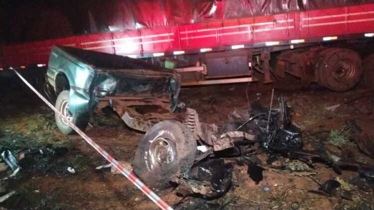 F-200 se parte ao meio em colisão com carreta e duas pessoas morrem na MS-270