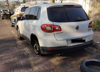 Após protagonizar briga em boate, motorista sai arrancando semáforo pela Afonso Pena