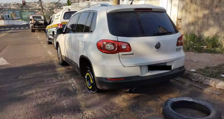 Após protagonizar briga em boate, motorista sai arrancando semáforo pela Afonso Pena