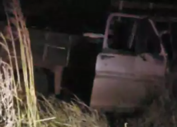 Dupla é presa transportando agrotóxicos furtados de fazenda em uma F-4000