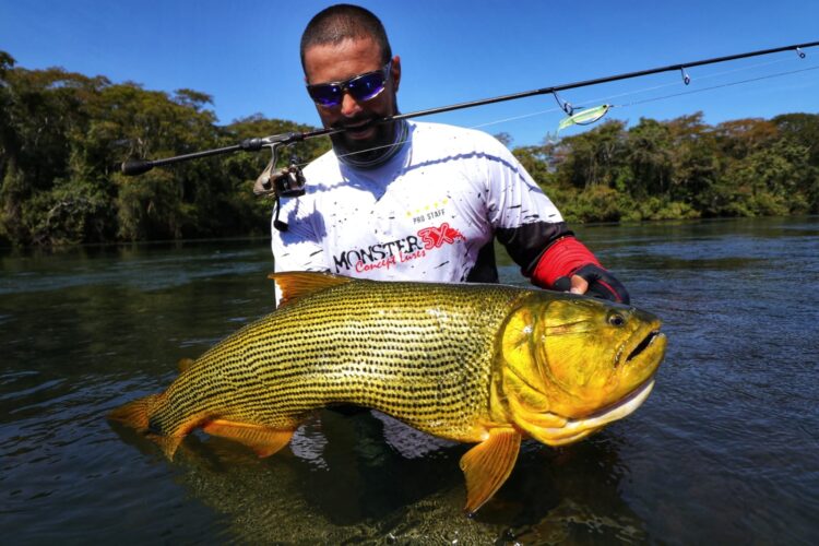 ExpoPesca Esportiva é realizada no Parque das Nações com presença de pescador famoso