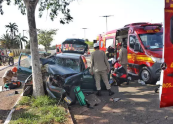 Duas pessoas ficam feridas, após motorista bater carro em árvore na Duque de Caxias