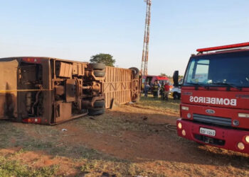 Ônibus de turismo que saiu de Corumbá tomba matando 2 pessoas e ferindo outras 20