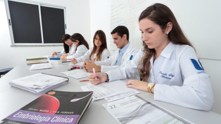 Alternativas de financiamento democratizam o ingresso de estudantes no curso de Medicina