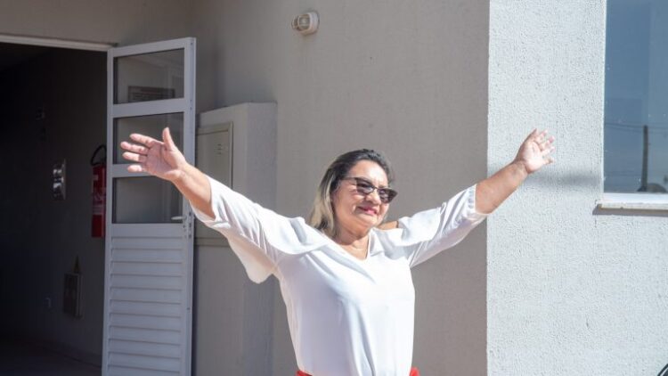 Contemplada com apartamento, Conceição comemora nova vida como outras 2,5 mil famílias na Capital