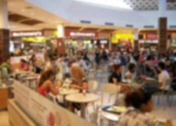 Embriagado, sargento aponta arma para clientes em praça de alimentação e acaba preso