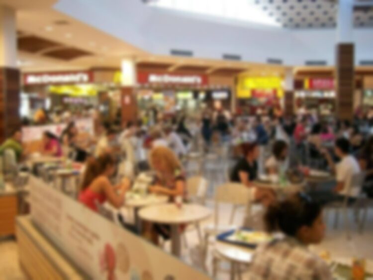 Embriagado, sargento aponta arma para clientes em praça de alimentação e acaba preso