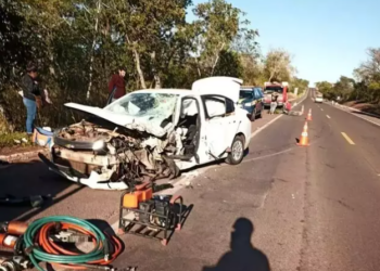 Homem fica preso às ferragens em estado grave, após colisão com carreta na BR-262
