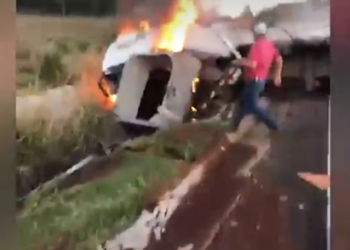 Motoristas morrem carbonizados, após colisão frontal entre carretas na BR-163