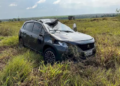 Carro capota com casal e cachorro na MS-141 e deixa a mulher ferida
