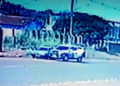 Jovem sequestra ex, foge da polícia, desce de Uno com revólver e é baleado