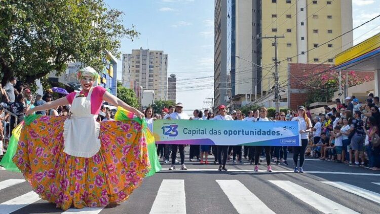Desfile dos 123 anos atrai 15 mil pessoas neste domingo na Capital