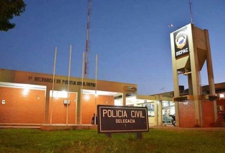 Mulher procura a polícia, após ser agredida e levada a força para casa do ex-marido