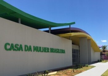 PM flagra homem enforcando esposa no chão na frente dos três filhos em Campo Grande