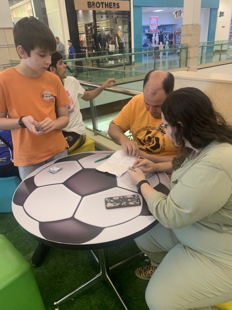 Shopping da Capital amplia ponto de troca de figurinhas da Copa do Mundo 2022