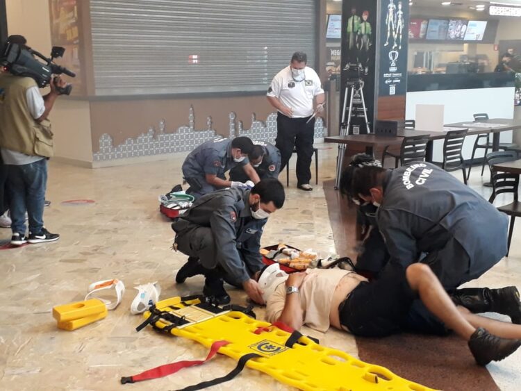 Corpo de Bombeiros promove simulação de incêndio em shopping da Capital