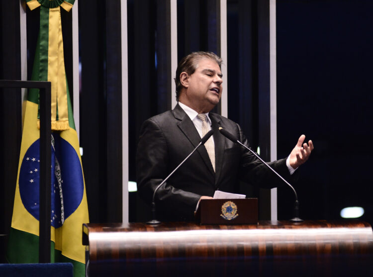 Projeto de Nelsinho para acompanhamento de pessoas com câncer vira lei