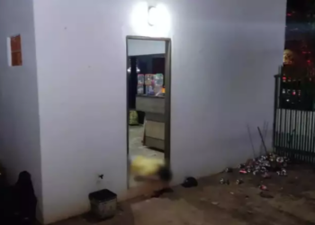 Homem é baleado por dupla em moto Biz e morre na porta de conveniência