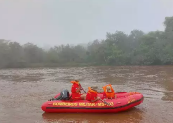 Bombeiros procuram por corpo visto sendo levado por correnteza em rio de Ribas