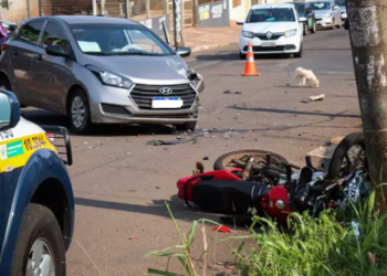 Policial com sinais de embriaguez atropela e deixa ferida enfermeira que saía de plantão na Capital