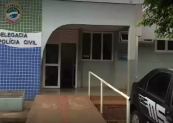 Bêbado, homem cai de cadeira em bar e é encontrado morto pela proprietária