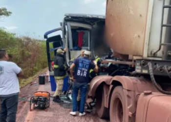 Motorista de ônibus de turismo morre prensado, após colisão frontal com carreta