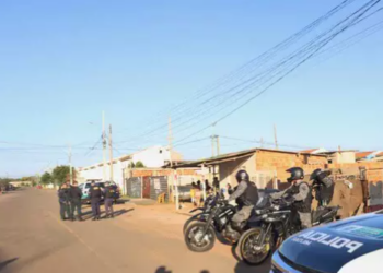 Após ser acusada de roubar bebida de bar, adolescente grávida e padrasto são baleados na Capital