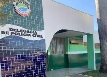 Homem sai pela rua com faca cravada nas costas, após briga com colega de trabalho