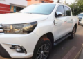 PM acha revólver em Hilux de jovem baleado em frente à boate e ouve 2 versões sobre ocorrido