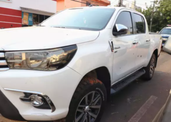 PM acha revólver em Hilux de jovem baleado em frente à boate e ouve 2 versões sobre ocorrido