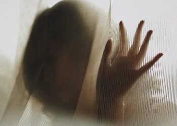 Vizinho leva adolescente de 13 anos a força para apartamento e a estupra por 2 horas