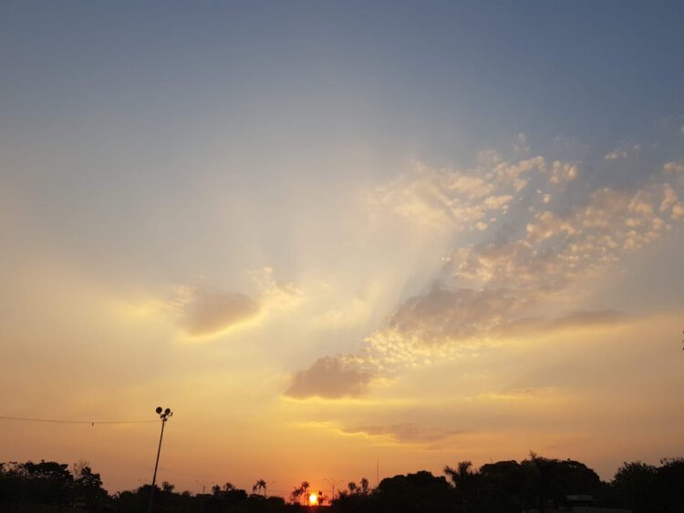 Tempo continua estável nesta segunda-feira, com máxima de 38° em MS