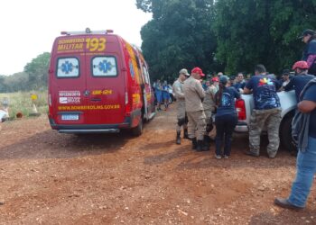 Vídeo: Homem cai durante trilha na Cachoeira do Ceúzinho e socorristas em curso auxiliam no resgate