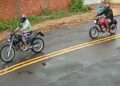 Imagem mostra ladrão furtando Honda Tornado e comparsa dando “cobertura” na Capital