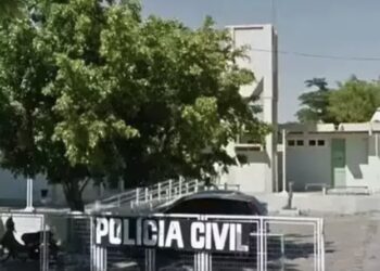 Tia flagra conhecido da família estuprando menino de 14 anos em quarto