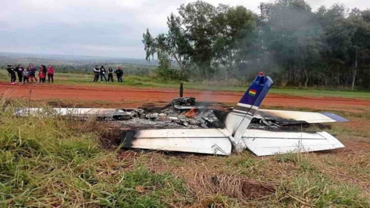 Avião cai na fronteira e pega fogo, 4 pessoas saíram ilesas e fugiram com rostos cobertos