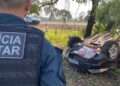 Motorista se abaixa para pegar boné, capota carro e passageira morre na MS-382