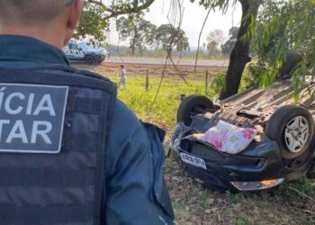 Motorista se abaixa para pegar boné, capota carro e passageira morre na MS-382