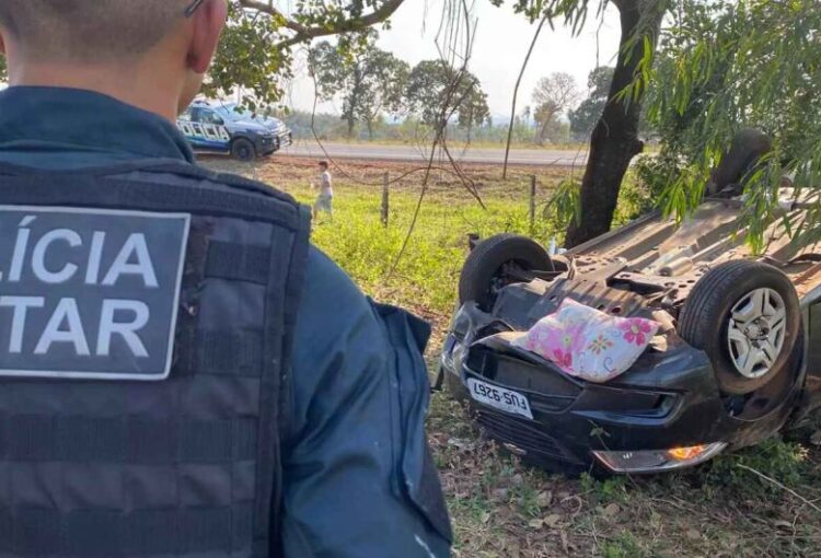 Motorista se abaixa para pegar boné, capota carro e passageira morre na MS-382