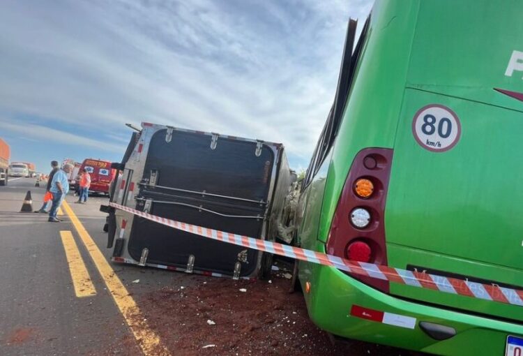 Colisão entre caminhão e ônibus com trabalhadores de usina mata uma pessoa na MS-134
